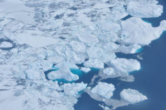 A magnífica paisagem gelada que se pode admirar no voo entre Nuuk e Ilulissat, na Groelândia